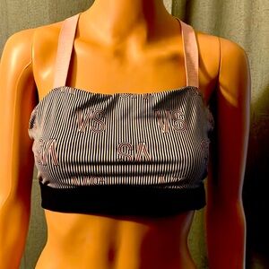 Victoria’s Secret crop top
Size 34
Black Pink White and your face